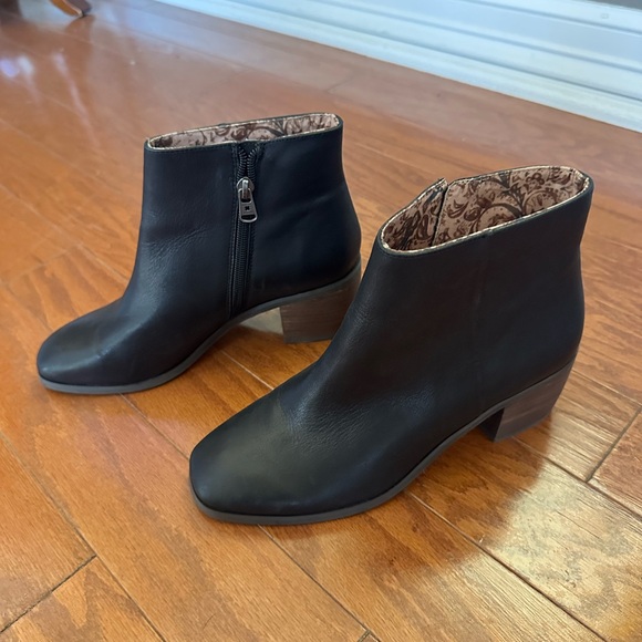 Lucky Brand Black Leather Ankle Booties with Stacked Heel NWT - Picture 4 of 8